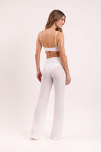 Cargar imagen en el visor de la galería, Model Back: Rio De Sol Pantalon De Plage Memphis-White Pants Lana
