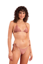 Cargar imagen en el visor de la galería, Model Front: Rio De Sol Ensemble Set Shimmer-Copper Tri-Inv Cheeky-Tie
