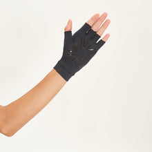 Cargar imagen en el visor de la galería, Model Back: Uv Line Gants Short Gloves Uni Black Upf50+
