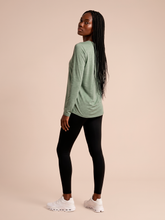 Cargar imagen en el visor de la galería, Model Back: Uv Line T-Shirt Longsleeve Fem New Fit Mix Grey Upf50+
