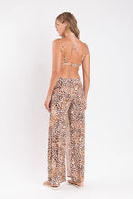 Cargar imagen en el visor de la galería, Model Back: Rio De Sol Pantalon De Plage Leopard Wide Pants
