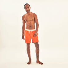 Cargar imagen en el visor de la galería, Model Front: Uv Line Bermuda / Short Pour Homme Shorts Boxer Orange Upf50+
