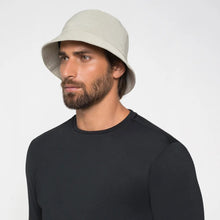 Cargar imagen en el visor de la galería, Model Front: Uv Line Bob Hat Toronto Colors Masc Sand Upf50+
