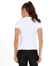 Cargar imagen en el visor de la galería, Model Back: Alto Giro Fitness Haut T-Shirt Skin Fit Make It Fun Branco Optico

