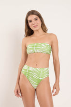 Cargar imagen en el visor de la galería, Model Front: Rio De Sol Bas Bottom Palms Hotpants
