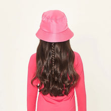 Cargar imagen en el visor de la galería, Model Back: Uv Line Bob Basic Kids Pink Rosa Upf50+
