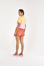 Cargar imagen en el visor de la galería, Model Back: Alto Giro Fitness Haut T-Shirt Sunset Amarelo Amber
