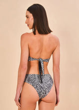 Cargar imagen en el visor de la galería, Model Back: Uv Line Ensemble Set Bandeau Asas Upf50+
