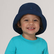 Cargar imagen en el visor de la galería, Model Front: Uv Line Bob Hat Napoli Basic Kids Nac Inf Navy Blue Upf50+
