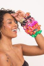 Cargar imagen en el visor de la galería, Image 06: Rio De Sol Chouchou Dots-Energy Scrunchie
