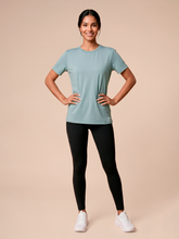 Cargar imagen en el visor de la galería, Model Front: Uv Line Haut De Plage T-Shirt Uvpro Fem Green Water Upf50+
