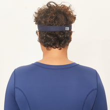 Cargar imagen en el visor de la galería, Model Back: Uv Line Visière Visor Athletic Dry Fem Navy Blue Upf50+
