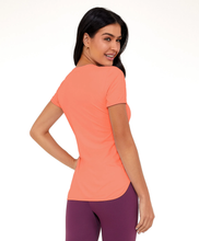 Cargar imagen en el visor de la galería, Model Back: Alto Giro Fitness Haut T-Shirt Skin Fit Alongada Gola V Laranja Melon
