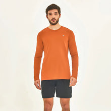Cargar imagen en el visor de la galería, Model Front: Uv Line T-Shirt Pour Homme Longsleeve Sport Fit Caramelo
