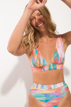 Cargar imagen en el visor de la galería, Image 04: Rio De Sol Ensemble Set River Halter-Cos Hotpant-Cos

