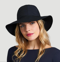 Cargar imagen en el visor de la galería, Model Front: Uv Line Chapeau Souple/Capeline San Remo Preto
