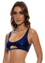Cargar imagen en el visor de la galería, Image 04: Luli Fama Haut Top Scoop Lux Midnight Blue
