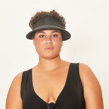 Cargar imagen en el visor de la galería, Model Front: Uv Line Visière Visor Leblon Verde Militar Upf50+
