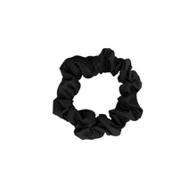 Cargar imagen en el visor de la galería, Product Front: Rio De Sol Chouchou Icon-Nero Scrunchie
