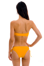 Cargar imagen en el visor de la galería, Model Back: Rio De Sol Ensemble Set Uv-Pequi Bandeau-Reto Madrid
