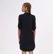 Cargar imagen en el visor de la galería, Model Back: Uv Line Chemise Shirtdress Copenhagen Fem Black Upf50+
