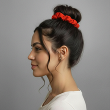 Cargar imagen en el visor de la galería, Image 03: Rio De Sol Chouchou Rouge Scrunchie
