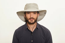 Cargar imagen en el visor de la galería, Model Front: Uv Line Chapeau Souple/Capeline Hat Safari L Masc Sand Upf50+
