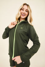 Cargar imagen en el visor de la galería, Gallery: Uv Line Fitness Robes Bag-Foldable Windbreaker Jacket Verde Militar
