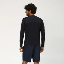 Cargar imagen en el visor de la galería, Model Back: Uv Line T-Shirt Longsleeve Uvpro Preto
