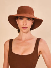 Cargar imagen en el visor de la galería, Model Front: Uv Line Bob Hat California Fem Cognac Upf50+
