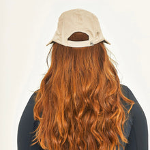 Cargar imagen en el visor de la galería, Model Back: Uv Line Casquette Visor Capri Colors Nac Fem Sand Black Upf50+
