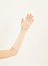 Cargar imagen en el visor de la galería, Model Back: Uv Line Gants Long Gloves Uni Beige Upf50+

