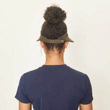 Cargar imagen en el visor de la galería, Model Back: Uv Line Visière Visor Leblon Verde Militar Upf50+
