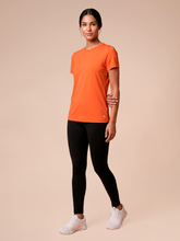Cargar imagen en el visor de la galería, Model Front: Uv Line Haut De Plage T-Shirt Uvpro Fem Pitanga Upf50+
