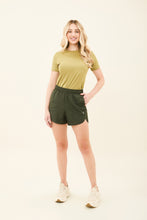 Cargar imagen en el visor de la galería, Model Front: Uv Line Fitness Bas Short Race Verde Militar Upf50+
