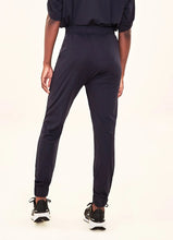 Cargar imagen en el visor de la galería, Model Back: Uv Line Pantalon De Plage Pants Fem Basic Black Upf50+
