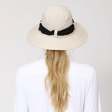 Cargar imagen en el visor de la galería, Model Back: Uv Line Chapeau Souple/Capeline Hat Paris Ville L Fem Sand Upf50+
