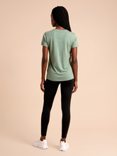 Cargar imagen en el visor de la galería, Model Back: Uv Line T-Shirt T-Shirt Fem New Fit Mix Green Upf50+
