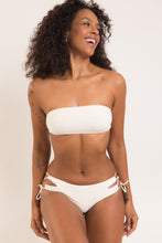Cargar imagen en el visor de la galería, Model Front: Rio De Sol Haut Top Off-White Bandeau-Reto
