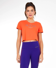 Cargar imagen en el visor de la galería, Model Front: Alto Giro Fitness Haut T-Shirt Cropped Skin Fit Gym Laranja Pitanga
