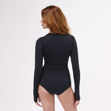 Cargar imagen en el visor de la galería, Model Back: Uv Line Une Pièce Swimsuit Macae Color V22 Ml Fem Black Upf50+
