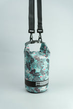 Cargar imagen en el visor de la galería, Model Back: Feelfree Sac De Plage Dry Tube 1,5L Tropical Organic Teal
