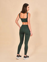 Cargar imagen en el visor de la galería, Model Back: Uv Line Fitness Bas Legging Fit Aspen Green Cactus Upf50+
