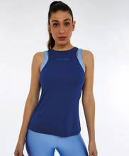 Cargar imagen en el visor de la galería, Model Front: Alto Giro Fitness Haut Regata Skin Fit Alcas Duplas Azul Sodalite
