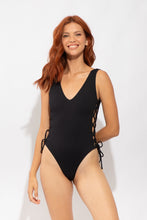 Cargar imagen en el visor de la galería, Model Front: Rio De Sol Une Pièce Solar-Black Zoe
