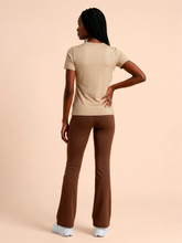 Cargar imagen en el visor de la galería, Model Back: Uv Line T-Shirt T-Shirt Fem New Fit Fem Sand Upf50+
