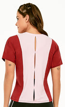 Cargar imagen en el visor de la galería, Model Back: Alto Giro Fitness Haut T-Shirt Skin Fit Energy Flows Rosa
