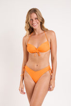 Cargar imagen en el visor de la galería, Model Front: Rio De Sol Haut Top Bio-Laranjada Corine
