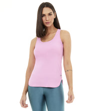 Cargar imagen en el visor de la galería, Model Front: Alto Giro Fitness Haut Regata Skin Fit Alongada Rosa Happiness
