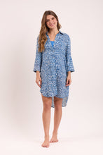 Cargar imagen en el visor de la galería, Model Front: Rio De Sol Chemise Chuva Chemise Gabriele

